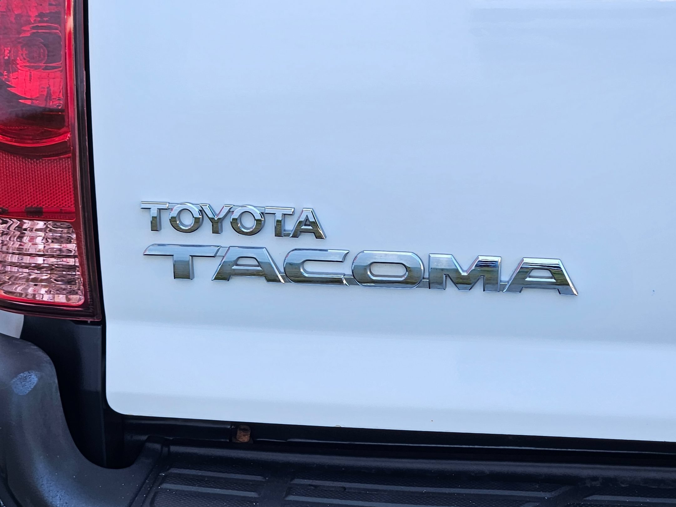 Used 2013 Super White Toyota  image 29