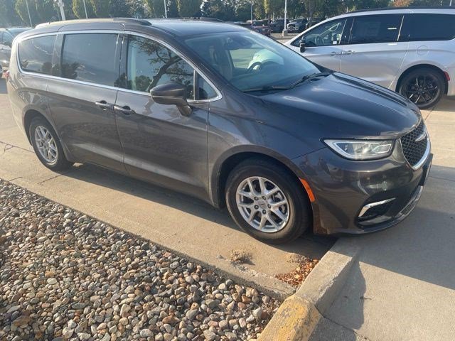 Used 2022 Granite Crystal Metallic Clearcoat Chrysler Touring L image 6
