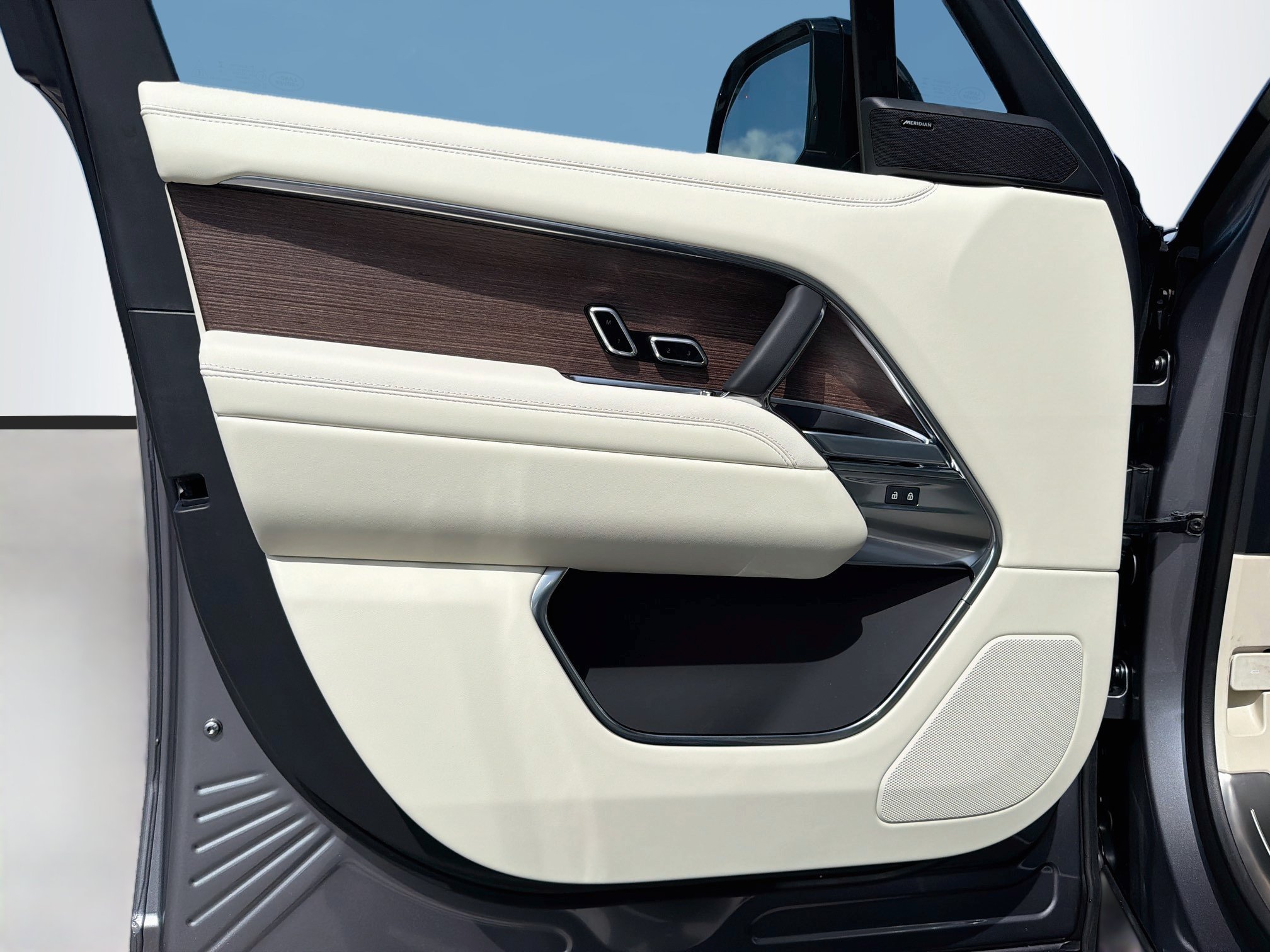 New 2026 Eiger Grey LAND ROVER SE 7 Seats image 23