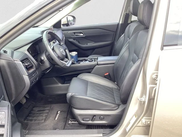 Used 2024 Champagne Silver Metallic Nissan Platinum image 9