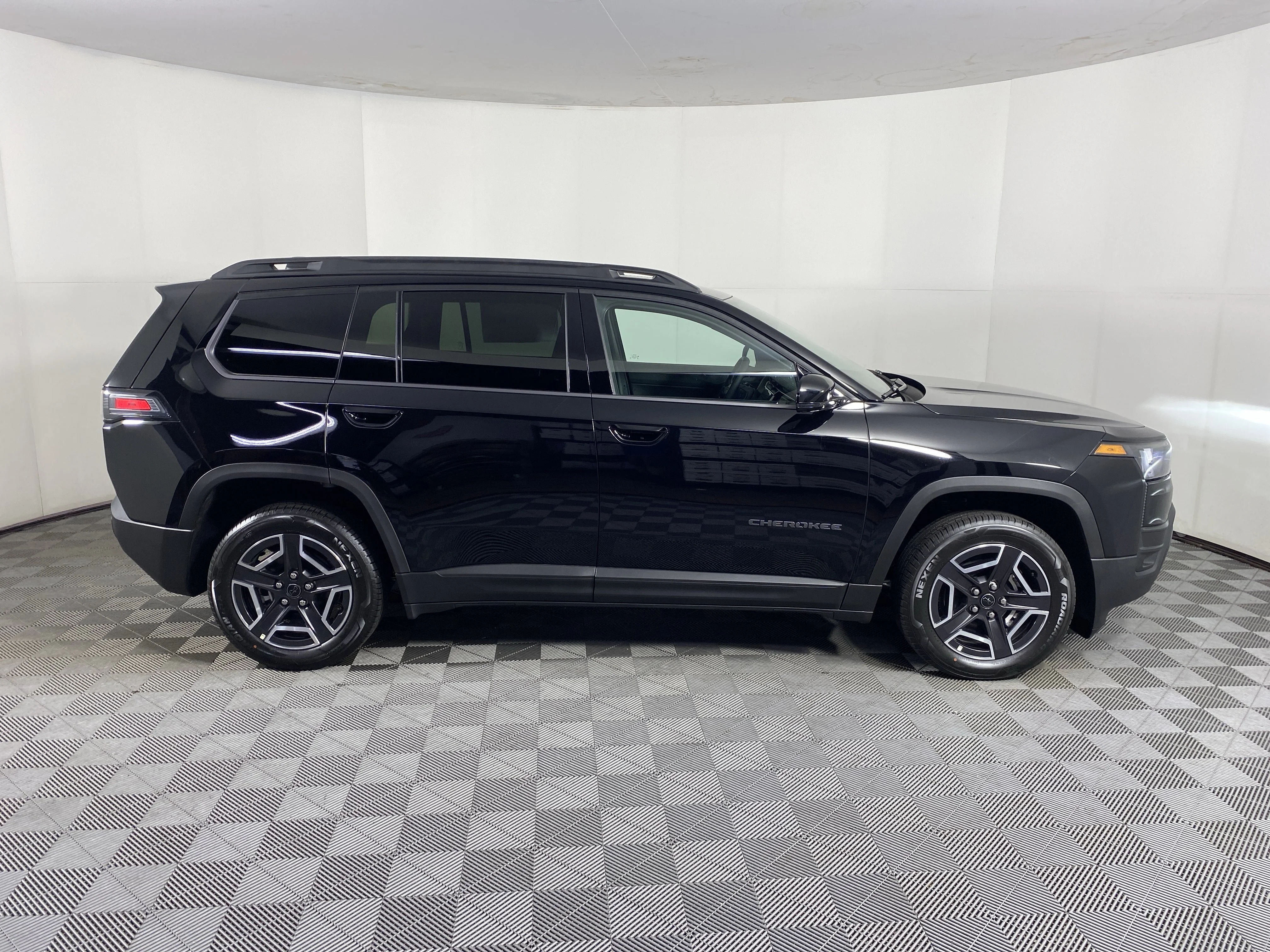 New 2026 Diamond Black Crystal Pearl-Coat Exterior Paint Jeep Limited image 7