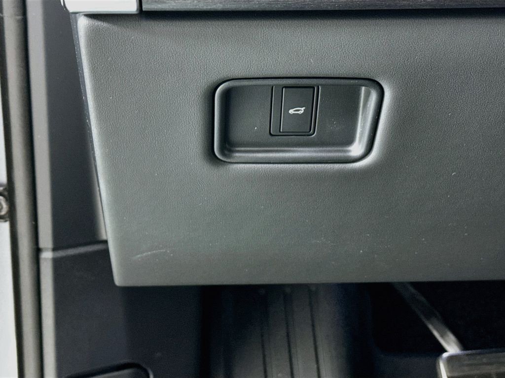 New 2026 Eiger Grey Land Rover SE image 11