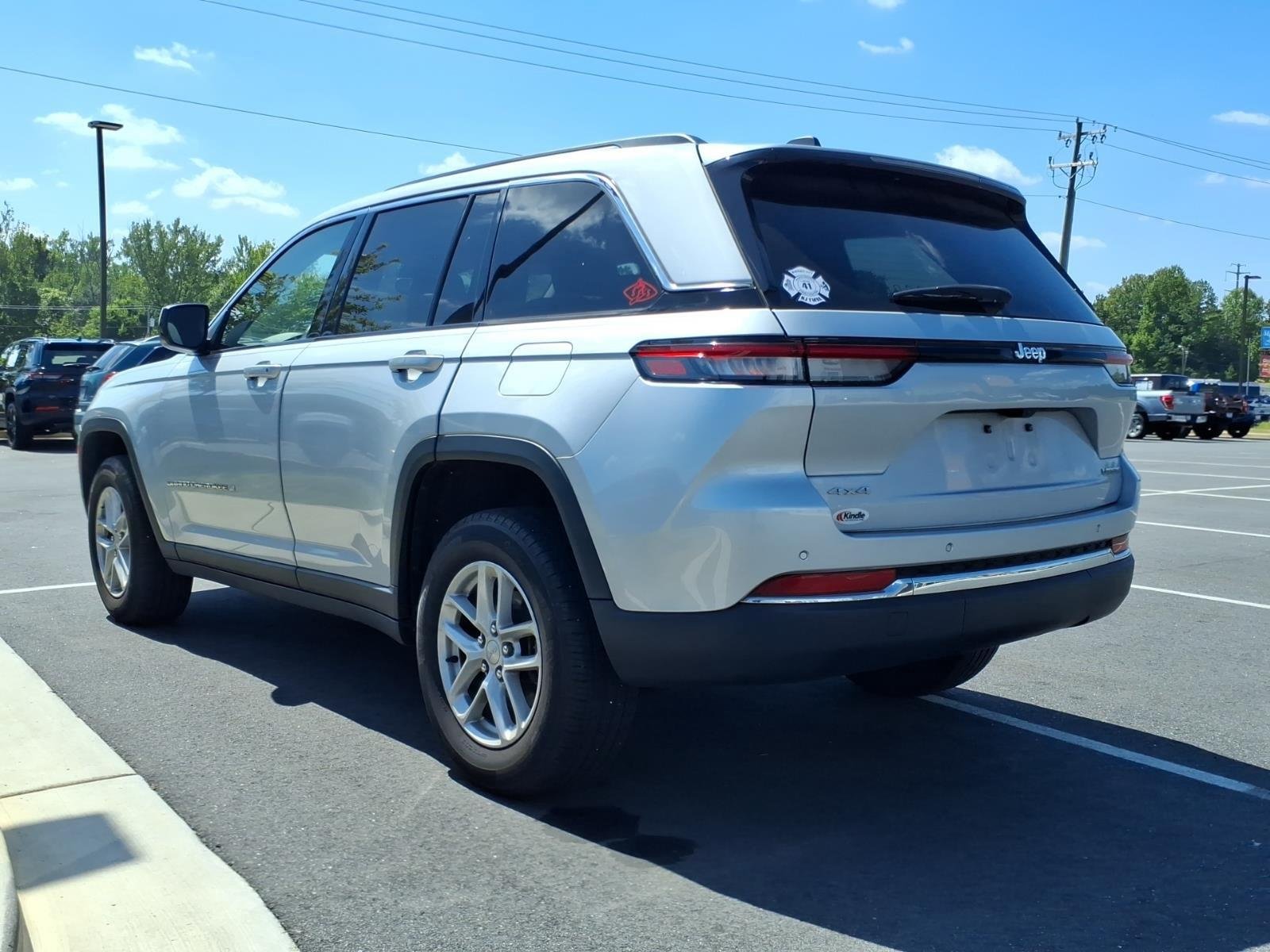 Used 2023 Silver Zynith Jeep Laredo image 14
