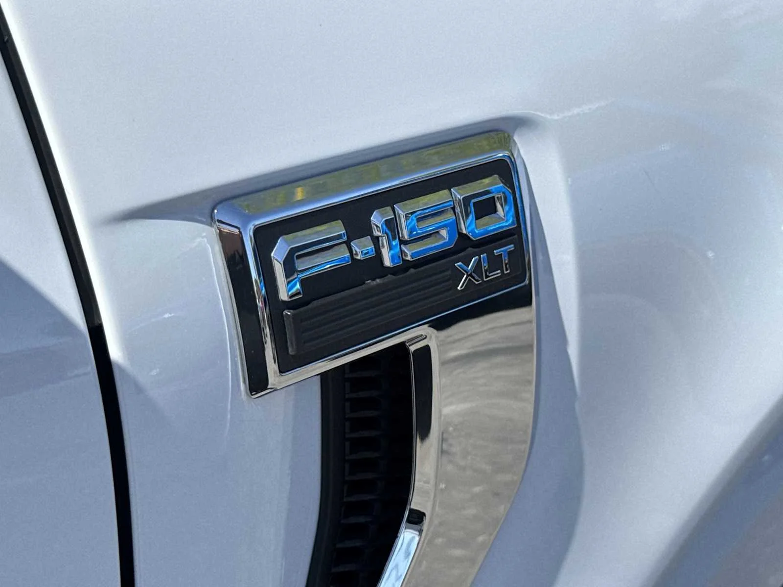 Used 2025 Oxford White Ford XLT image 11