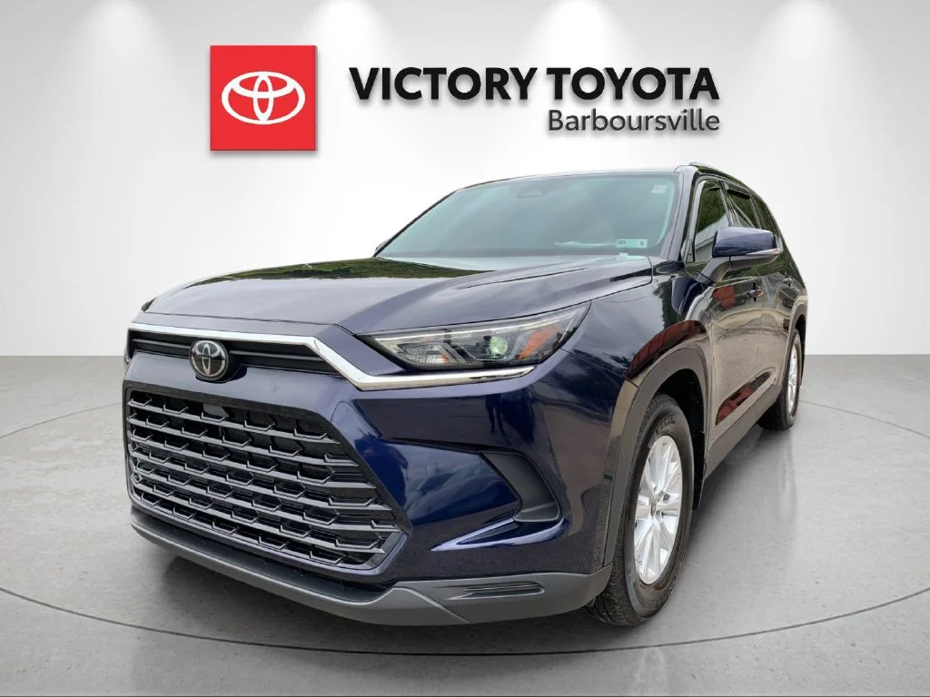 Used 2025  Toyota XLE image 1