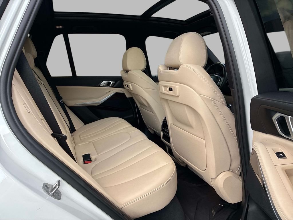 Used 2021 White BMW xDrive40i image 10