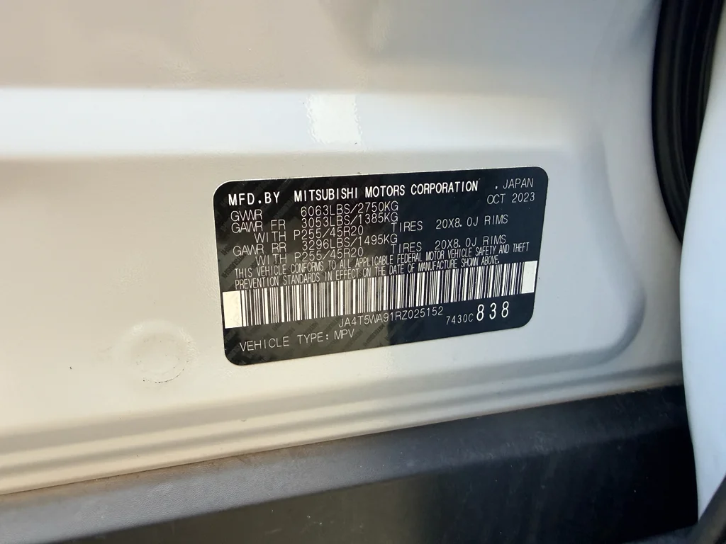 Used 2024 White Diamond Mitsubishi SEL image 31