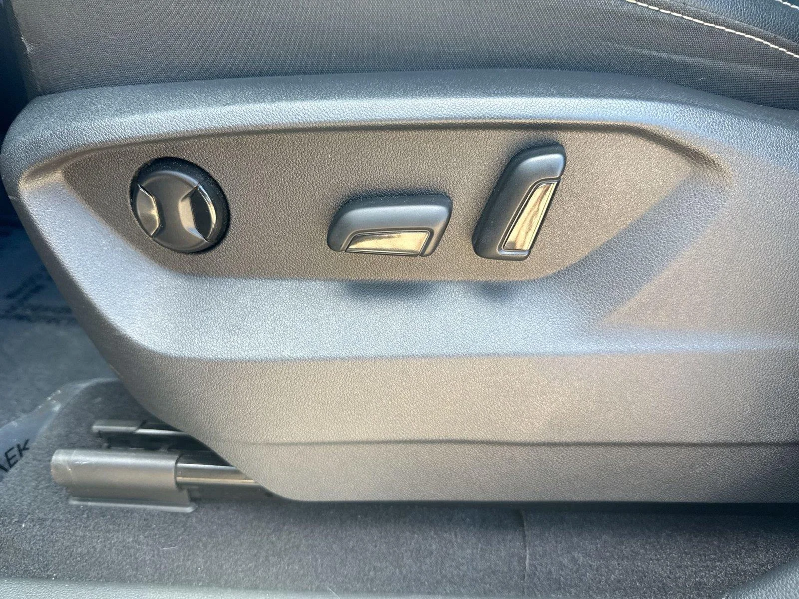 Used 2021 Platinum Gray Metallic Volkswagen 3.6L V6 SE w/Technology image 4