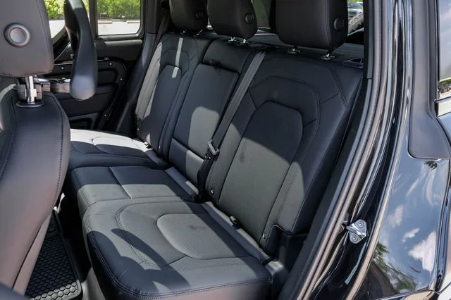 New 2026 Santorini Black Land Rover X-Dynamic SE image 46