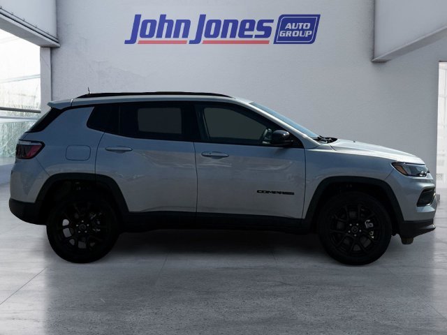 New 2026 Silver Zynith Metallic Clear-Coat Exterior Paint Jeep Latitude image 6