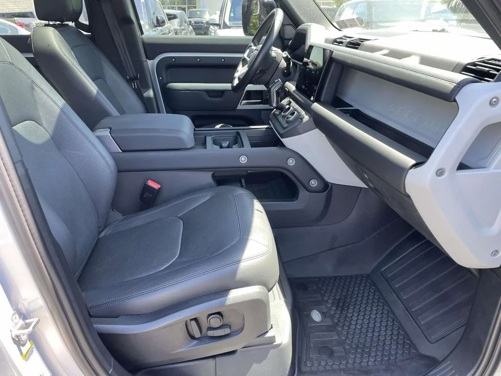 Used 2024 Hakuba Silver Metallic Land Rover SE image 16