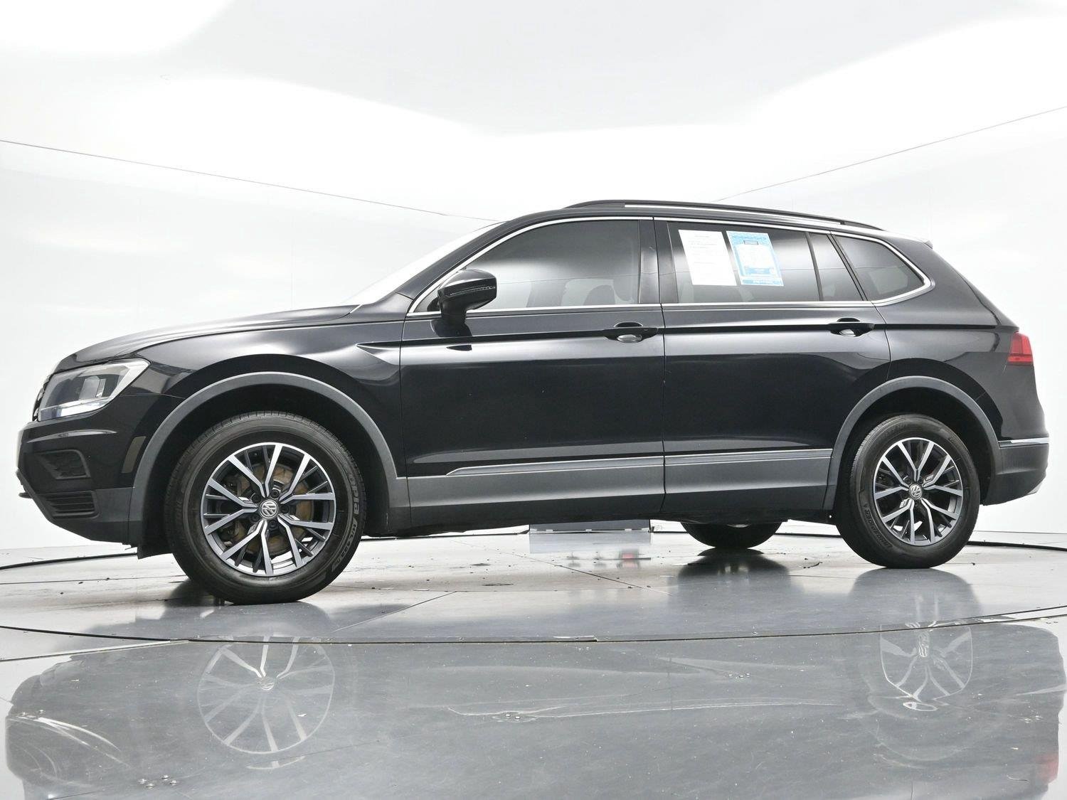 Used 2020 Deep Black Pearl Volkswagen SE image 47