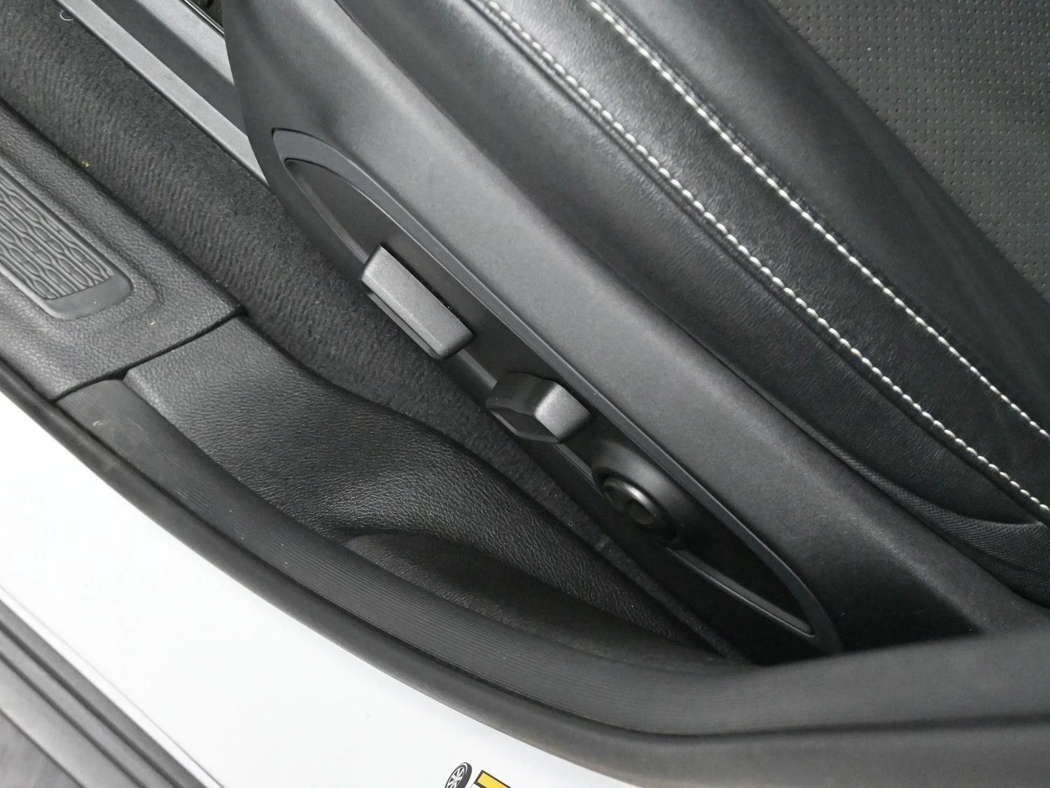 Used 2023 White Jeep Altitude image 13