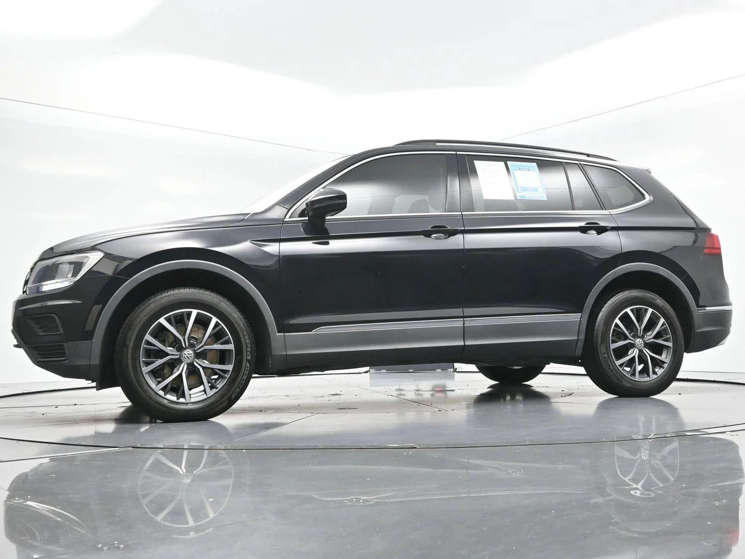 Used 2020 Deep Black Pearl Volkswagen SE image 47