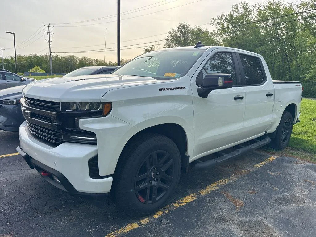 Used 2022 Summit White Chevrolet RST image 3