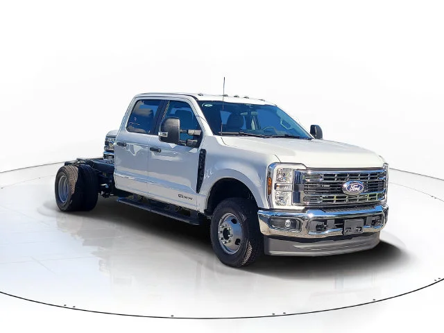 New 2027 Oxford White Ford XL 4WD CREW CAB image 3