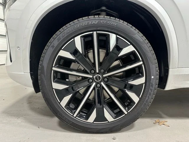 New 2026 Crystal White Volvo Plus image 23