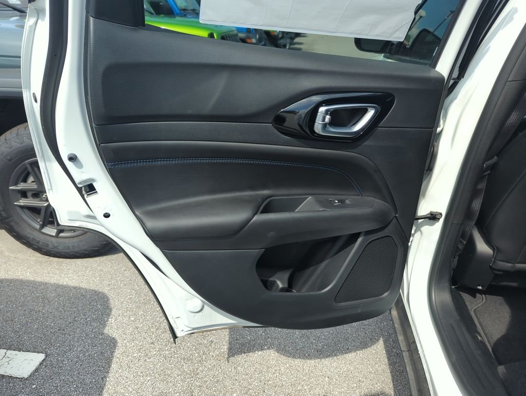 New 2026 Bright White Clear-Coat Exterior Paint Jeep Latitude image 27