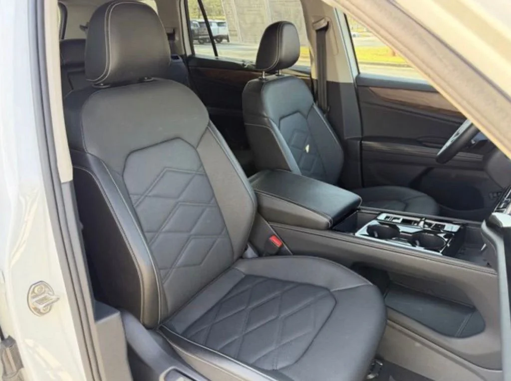 Used 2025 White Volkswagen 2.0T SE w/Technology image 18