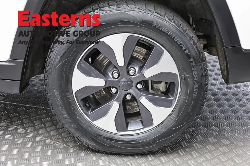 Used 2022 White Jeep 4xe image 8