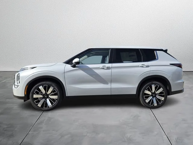 New 2026 White Mitsubishi SE image 3