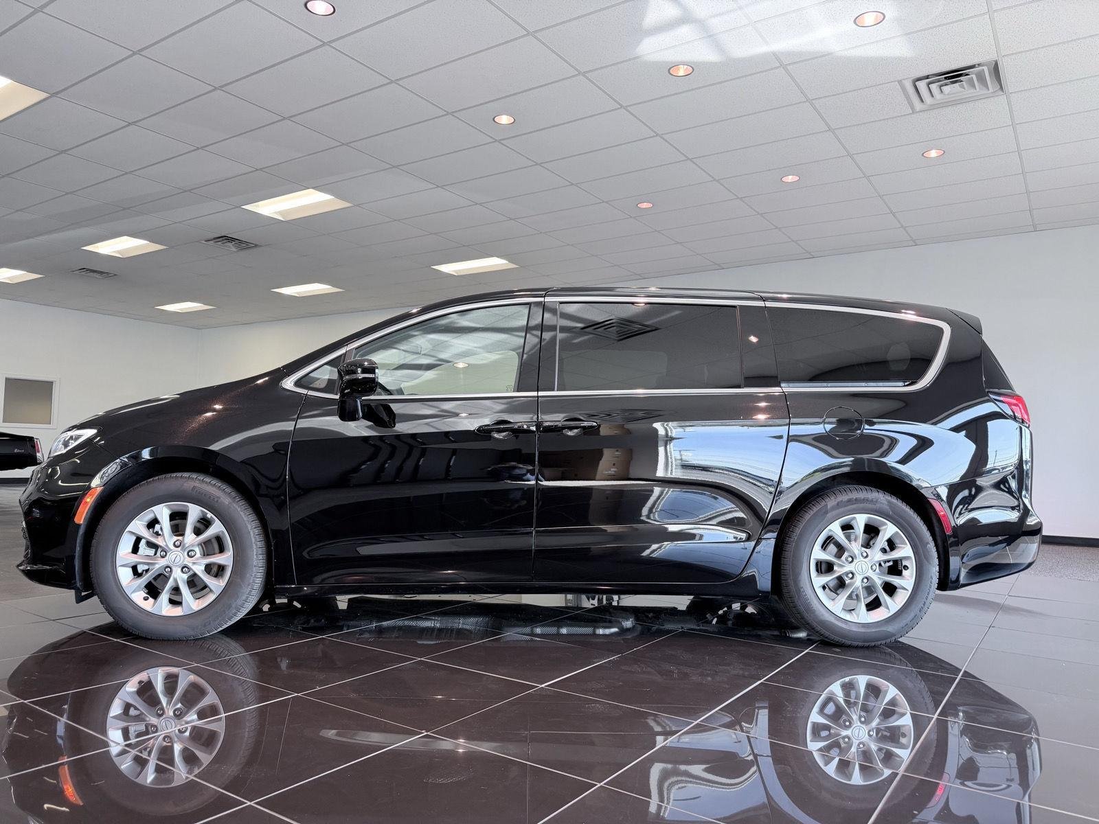 Used 2026 Diamond Black Crystal Pearlcoat Chrysler Limited image 13