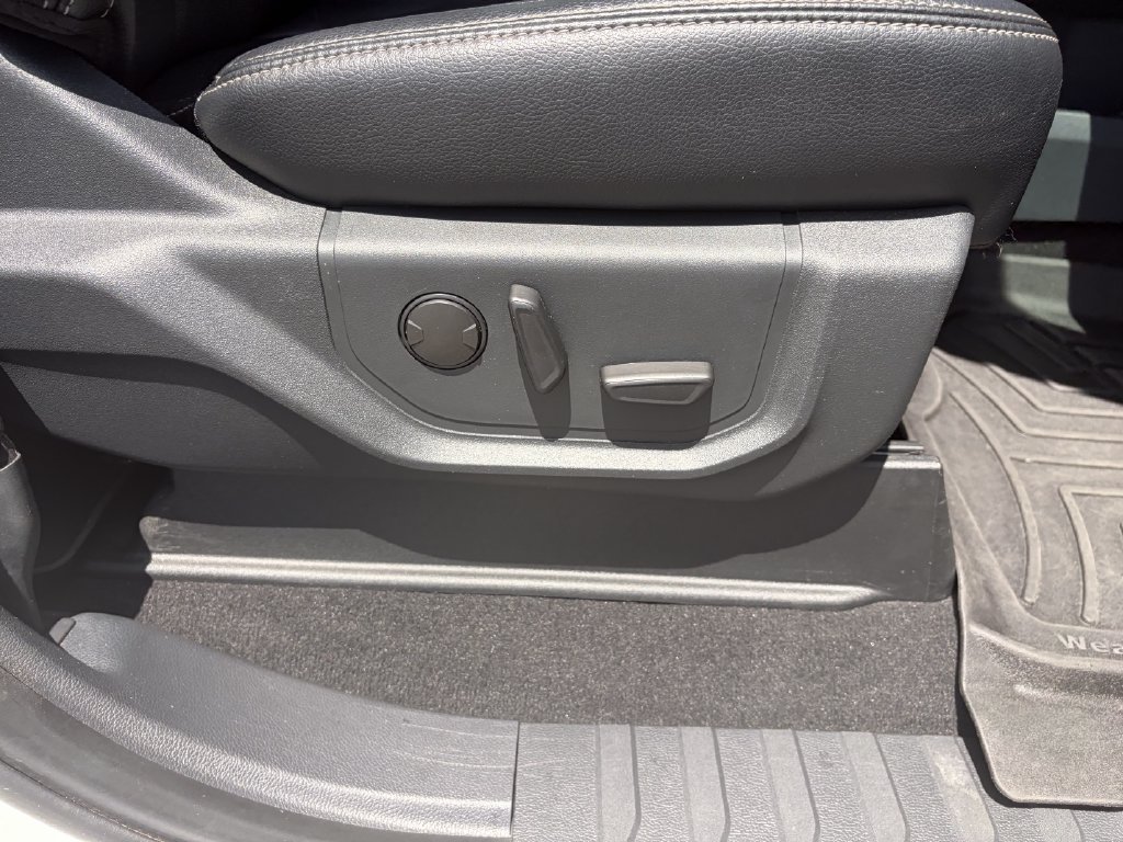Used 2022 White Ford Lariat image 34