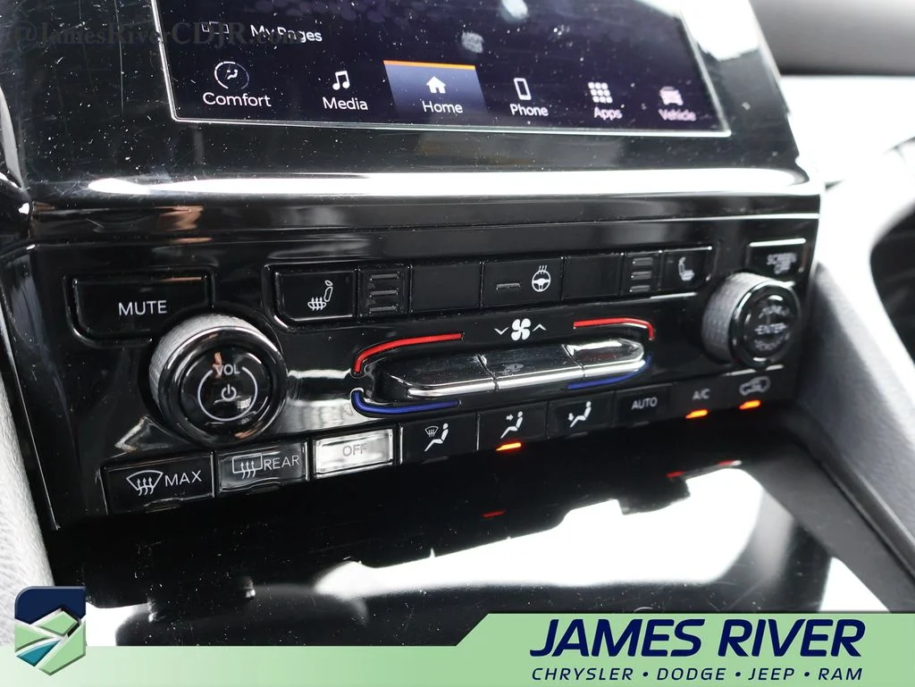 Used 2024 Silver Jeep Altitude image 38