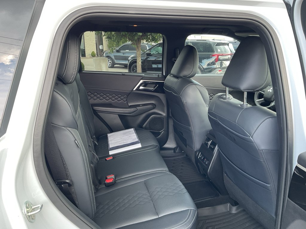 Used 2025 White Diamond Mitsubishi SEL Black Edition image 15