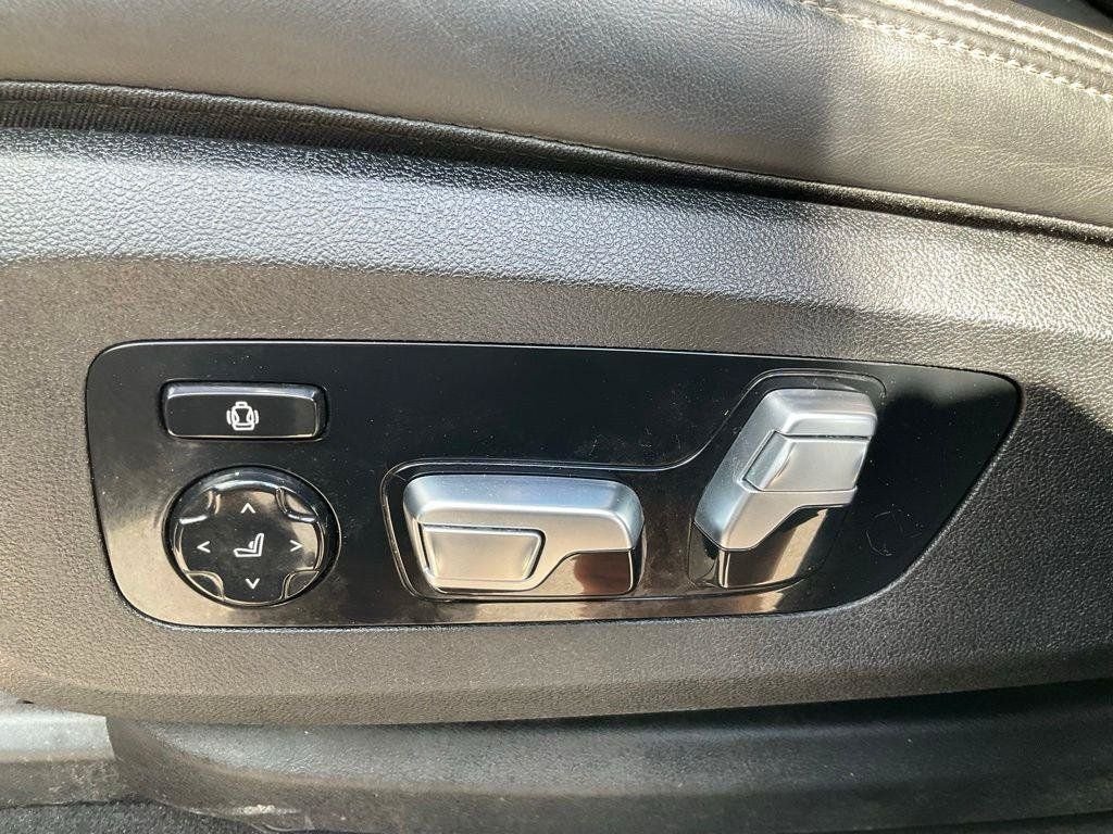 Used 2022 Black BMW xDrive40i image 18
