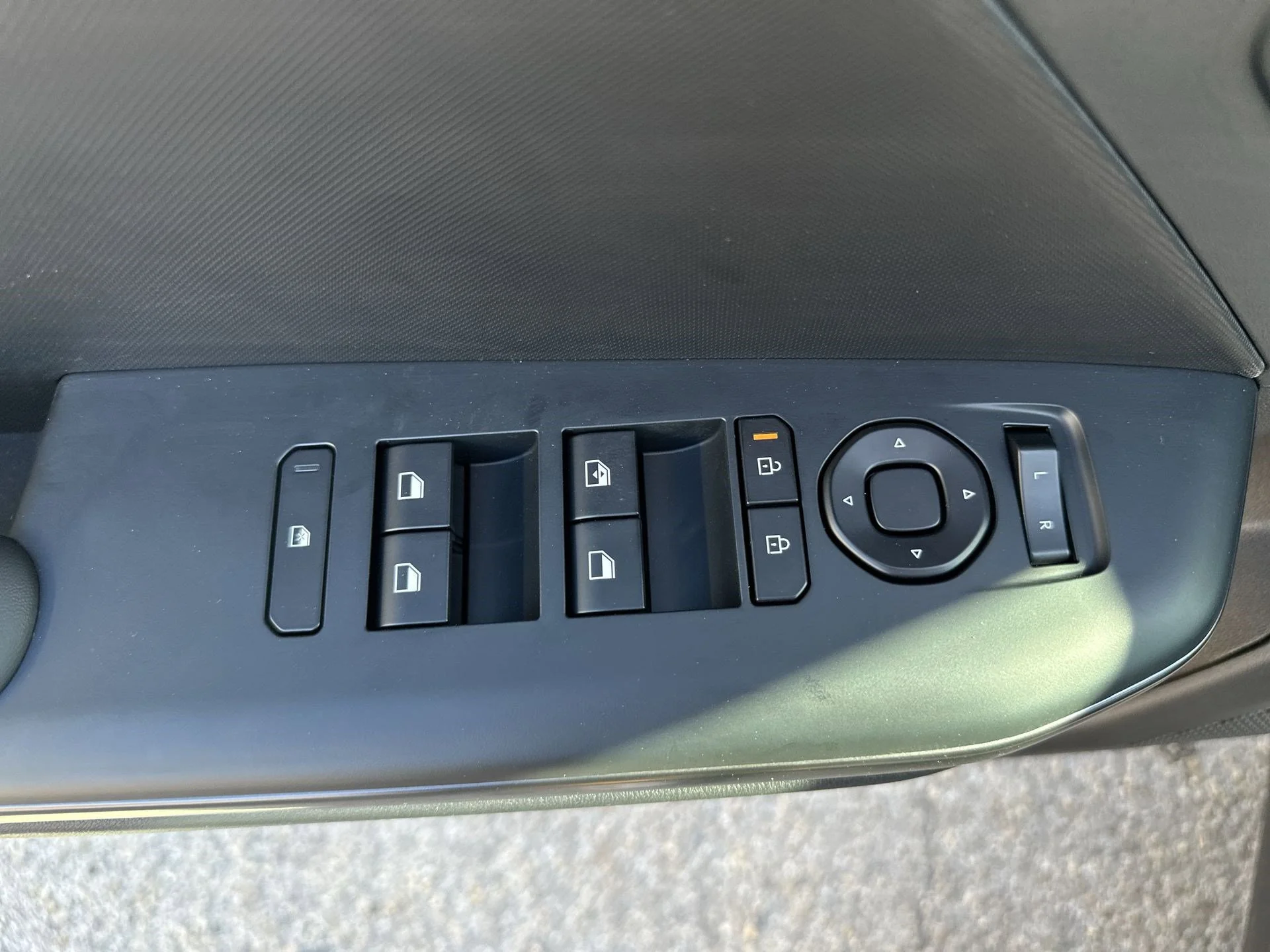 New 2026 Snow White Pearl Kia LXS image 14