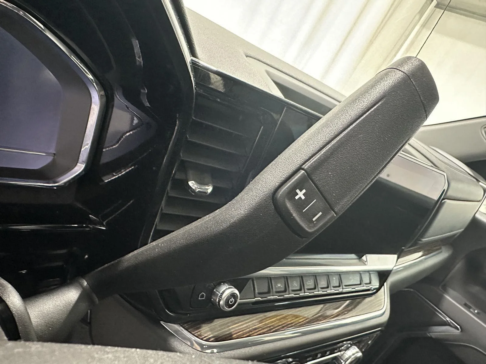 Used 2024 Summit White GMC Elevation image 15