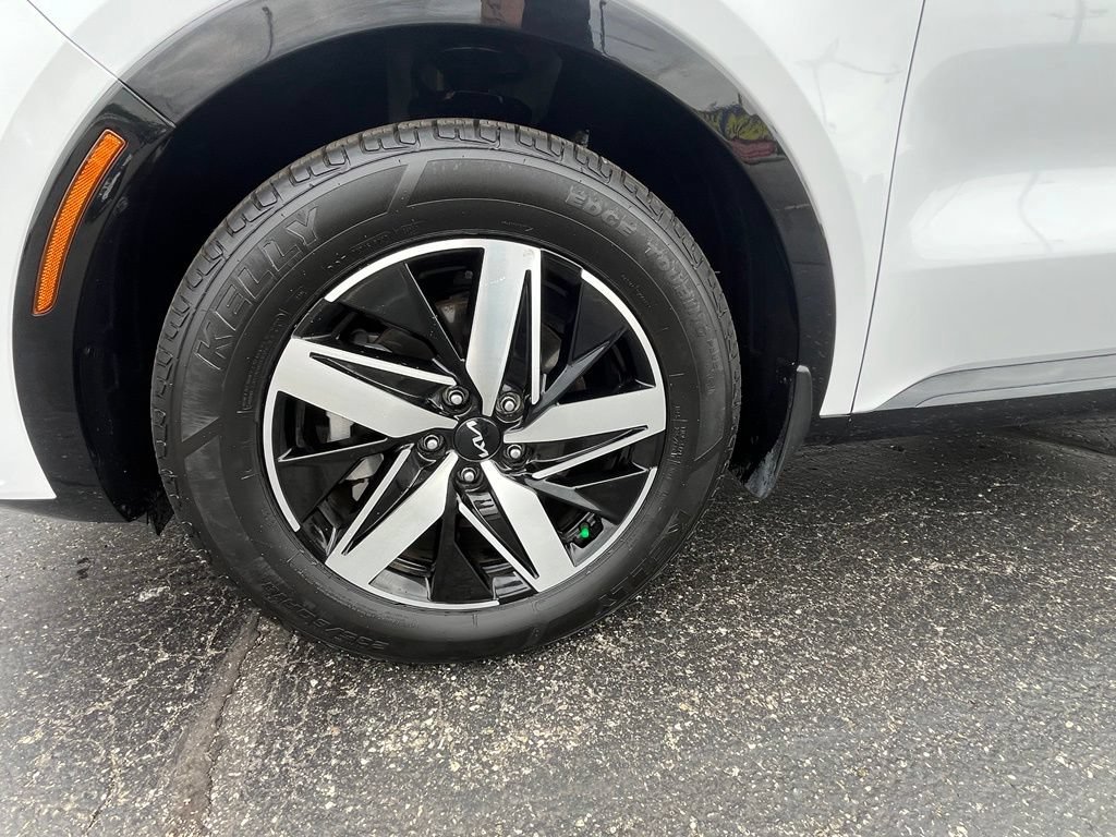 Used 2022 White Kia S image 20