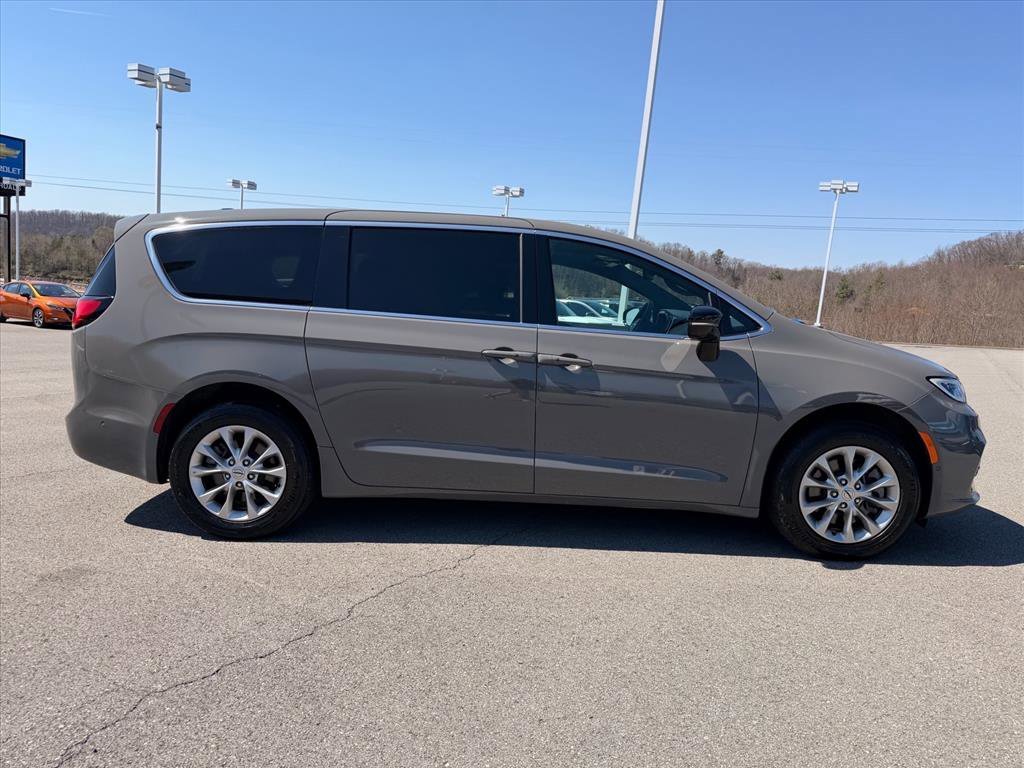 Used 2025 Ceramic Gray Clearcoat Chrysler Select image 6