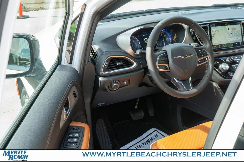 New 2026 Bright White Clear-Coat Exterior Paint Chrysler Pinnacle image 17