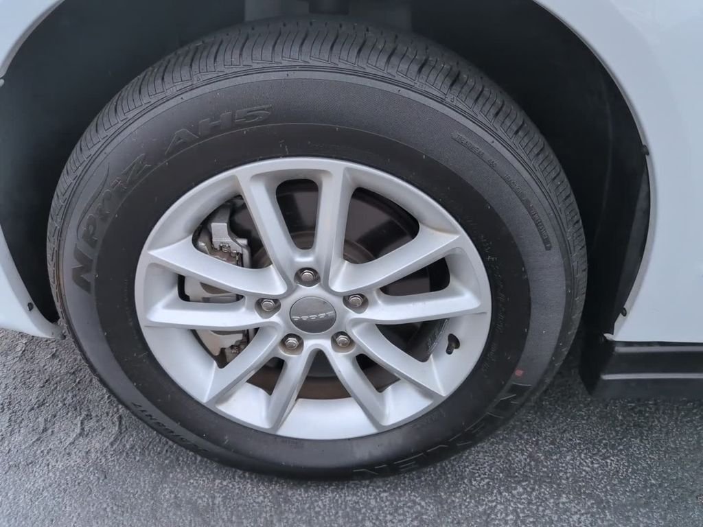 Used 2018 White Dodge SXT image 9