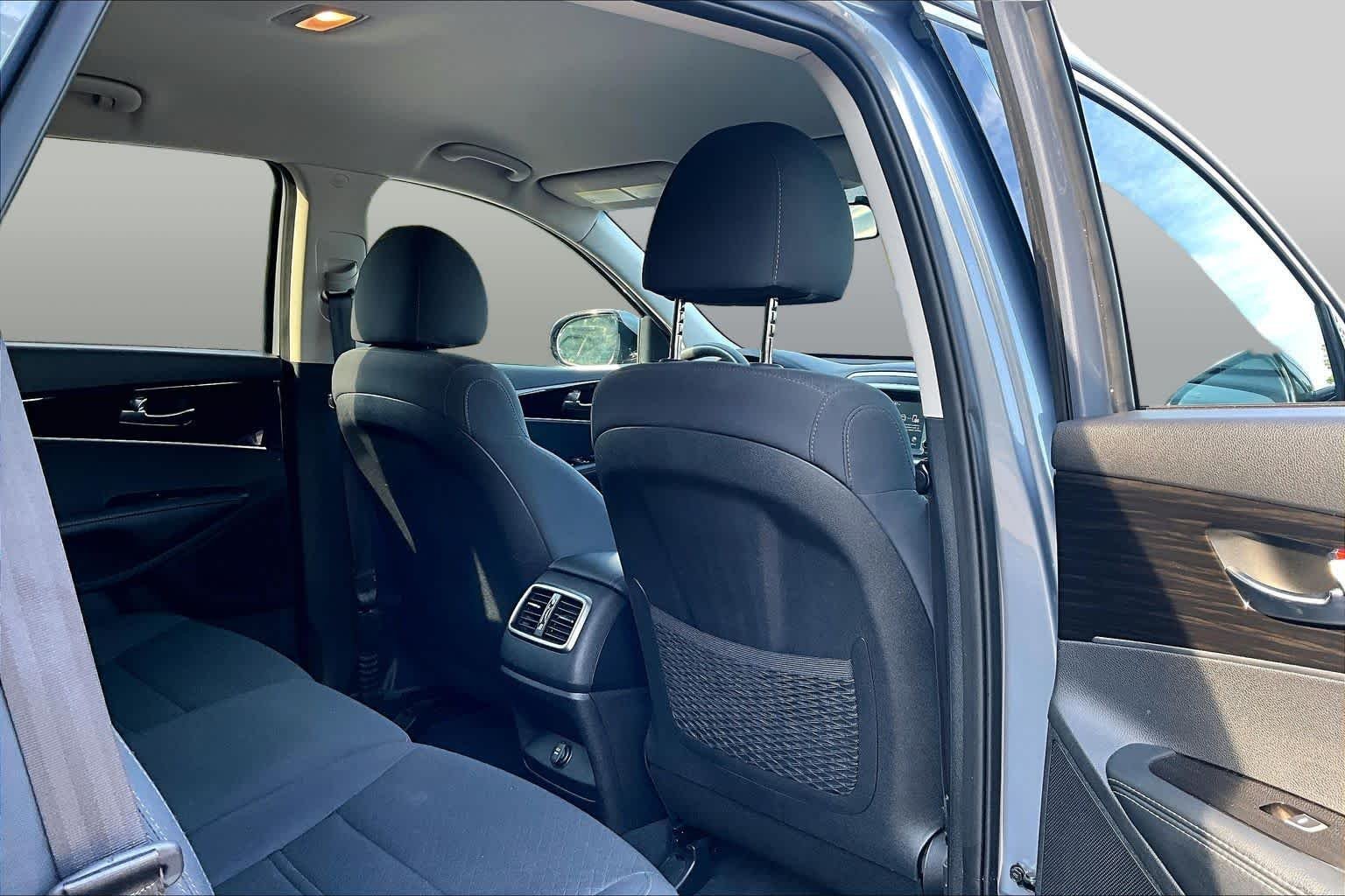 Used 2019 Everlasting Silver Kia L image 20