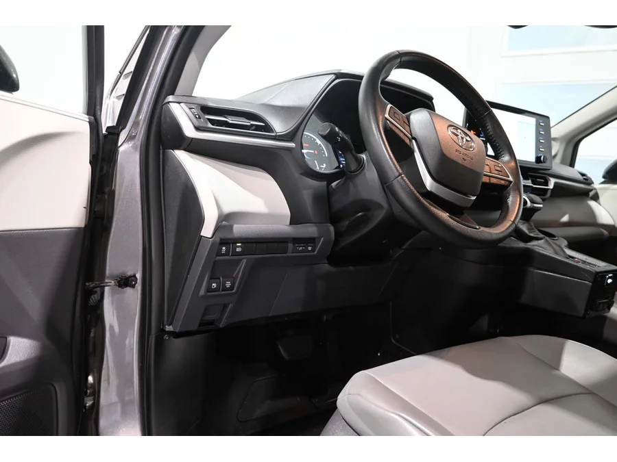 Used 2021 GRAY Toyota XLE Mobility Handicap Van image 31