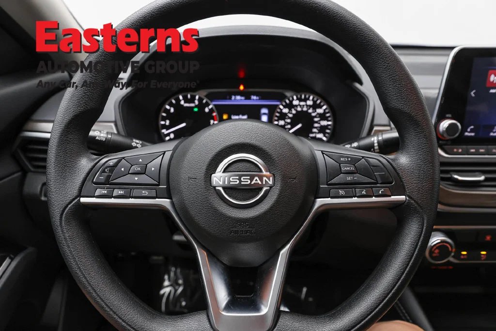 Used 2023 Silver Nissan 2.5 SV image 10