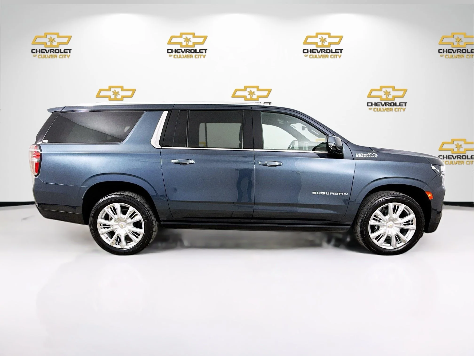 Used 2021 Shadow Gray Metallic Chevrolet High Country image 9