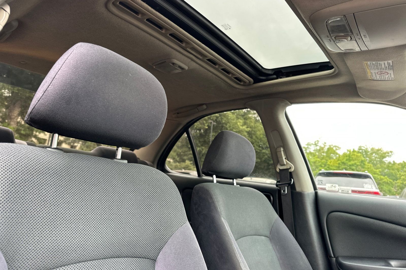 Used 2006 Yellow Nissan SE-R image 17