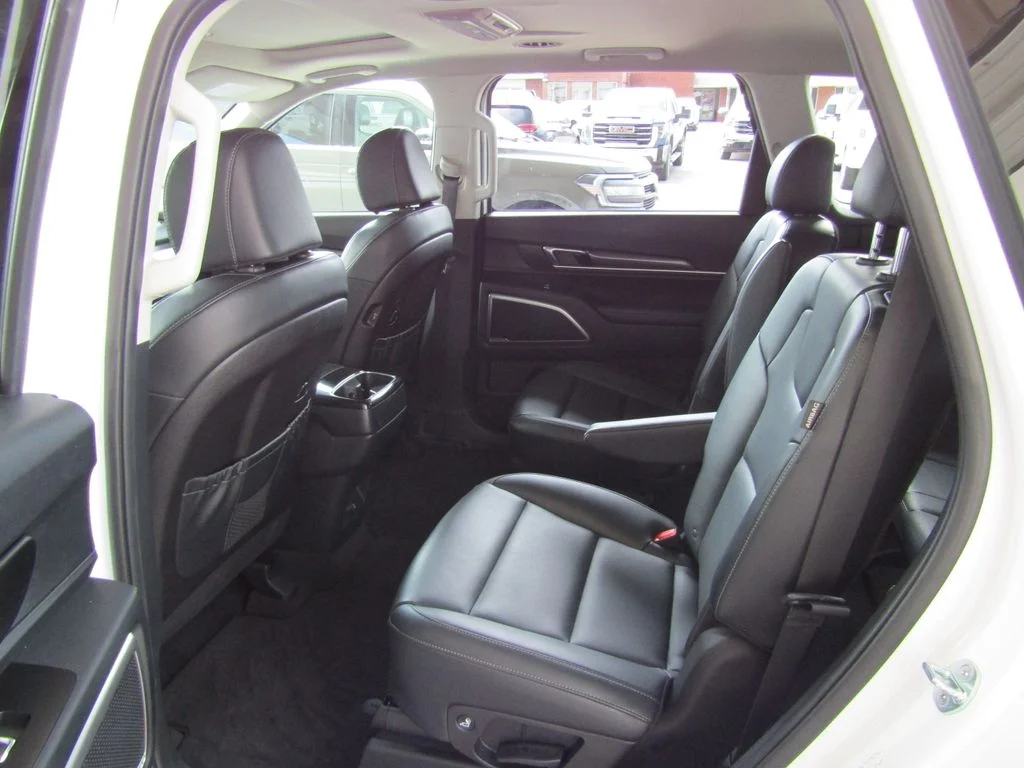 Used 2025 White Kia S image 32