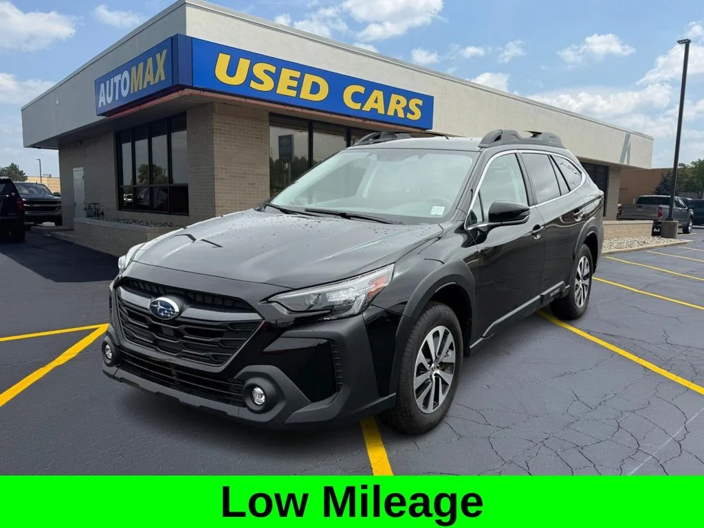 Used 2025 Crystal Black Silica Subaru Premium image 1