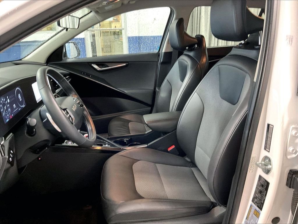 Used 2023 White Kia Wind image 10