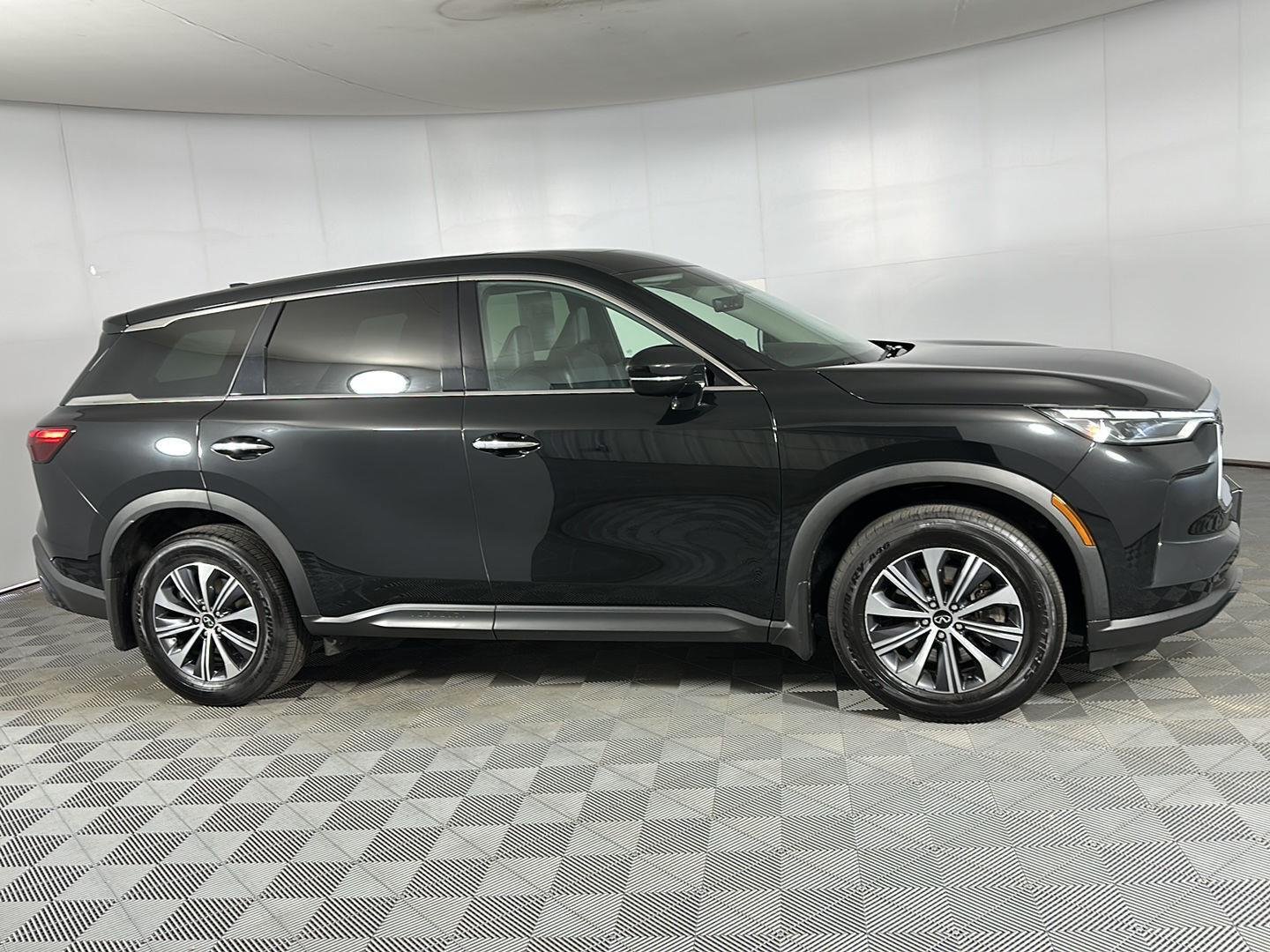 Used 2023 Mineral Black INFINITI PURE image 8