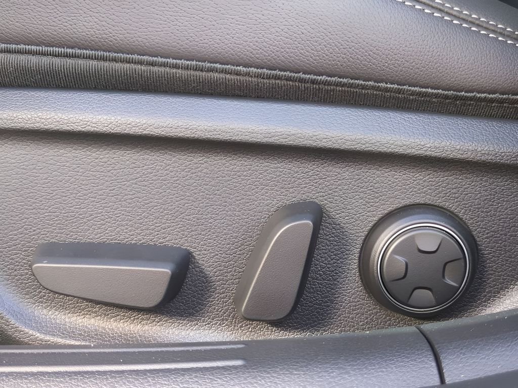 2026 GENESIS G70 Standard - Photo 19