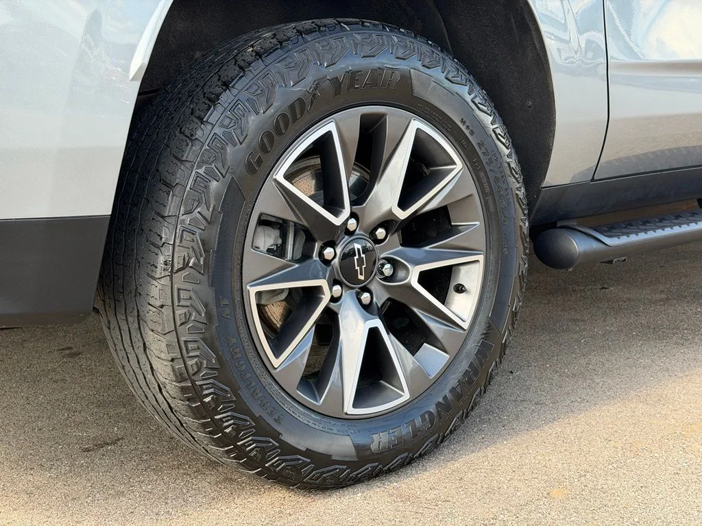 Used 2024 Gray Chevrolet Z71 image 28