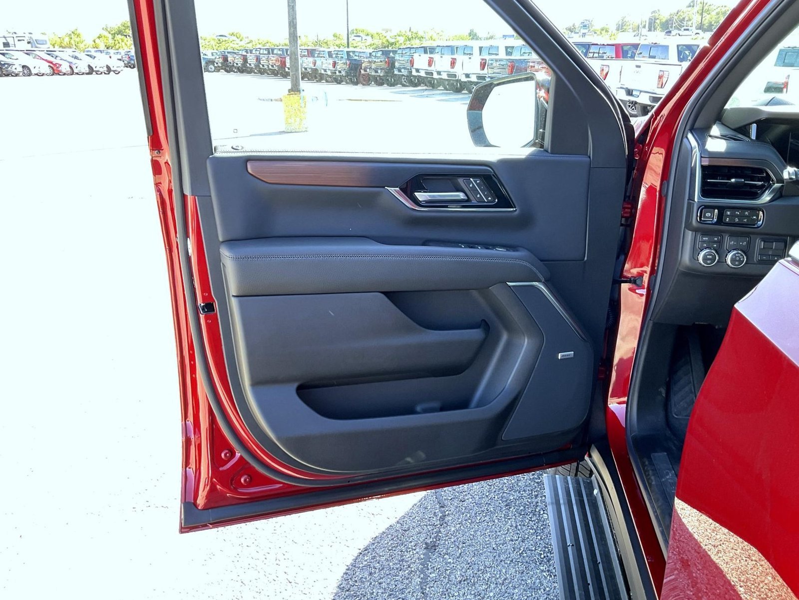 2026 GMC Yukon Denali - Photo 9