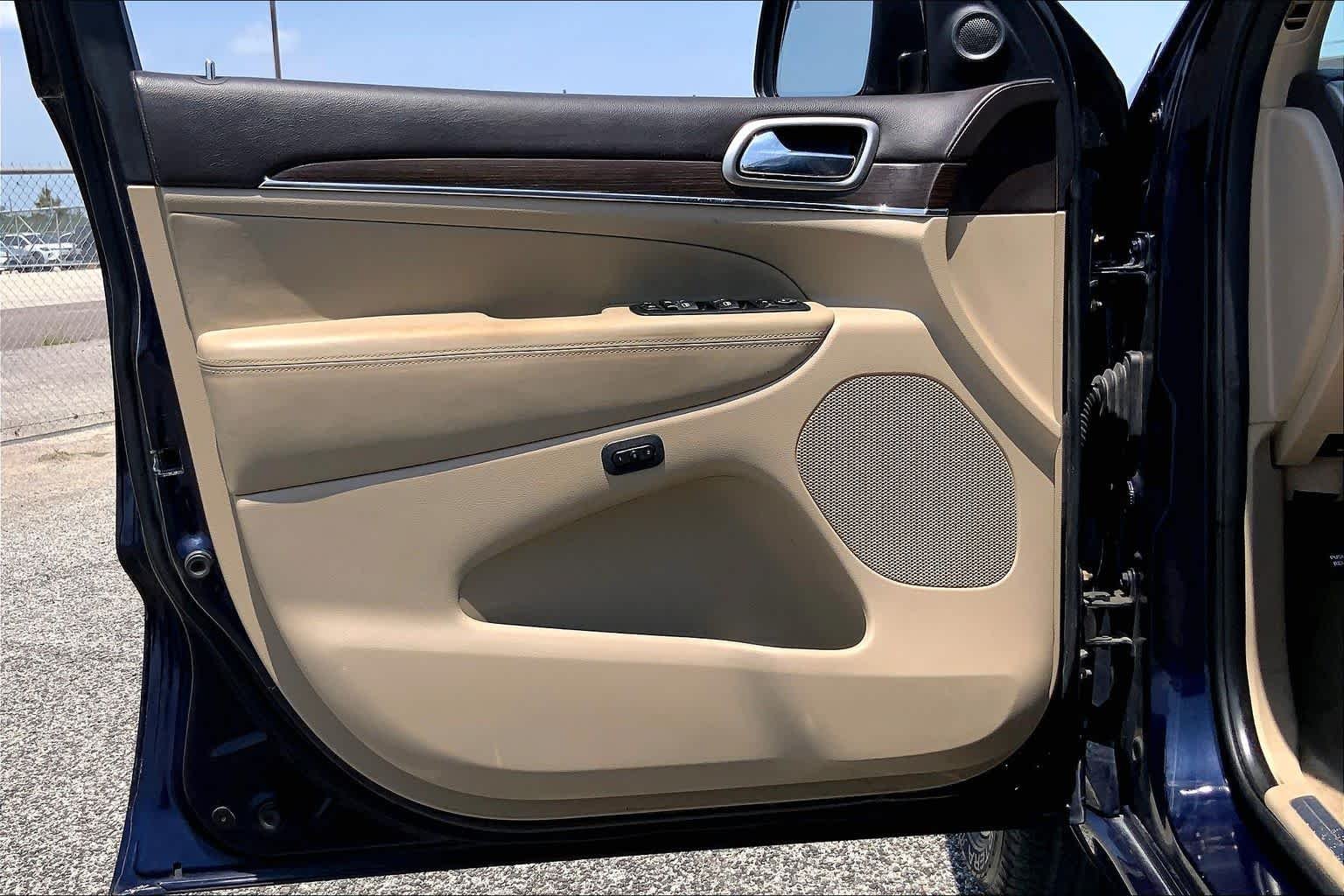 Used 2015 True Blue Pearlcoat Jeep Overland image 27