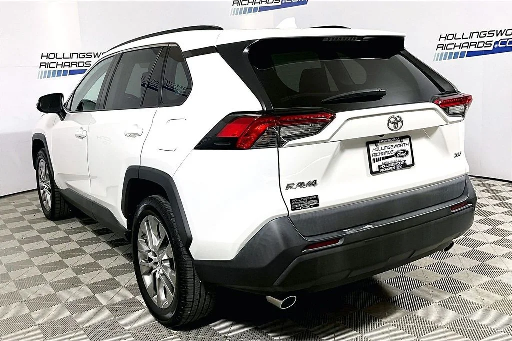 Used 2020 White Toyota XLE Premium image 8